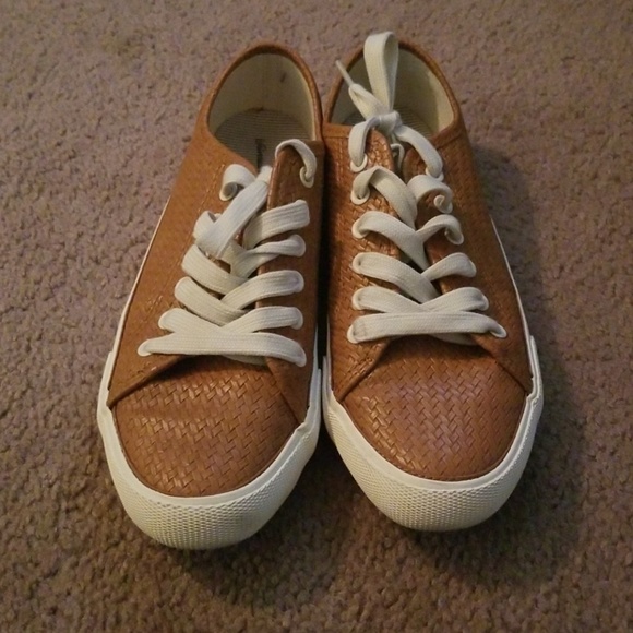 universal thread tennis shoes